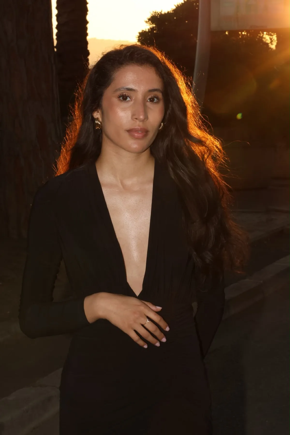 Mannequin à Cannes, contre-jour et robe noire