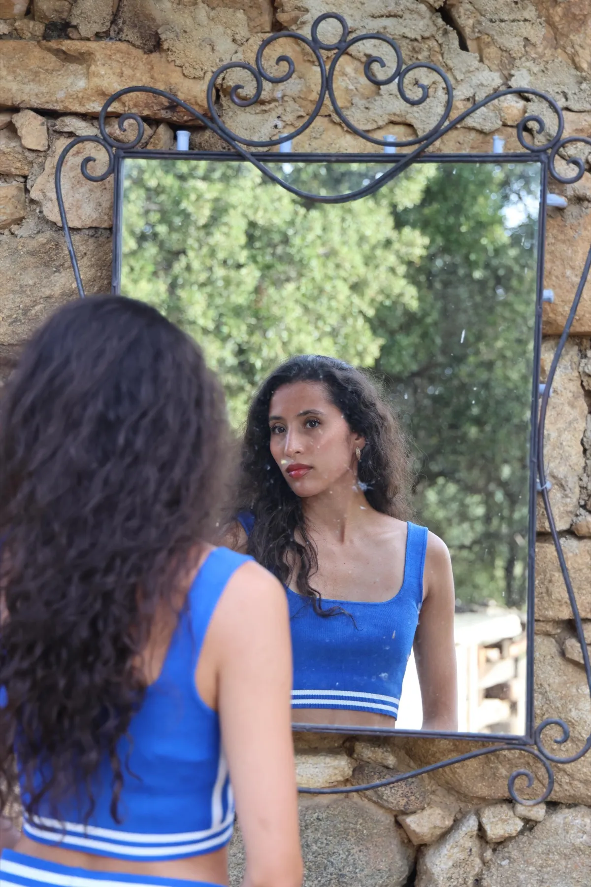 Portrait d'une mannequin en Corse, style sportswear bleu