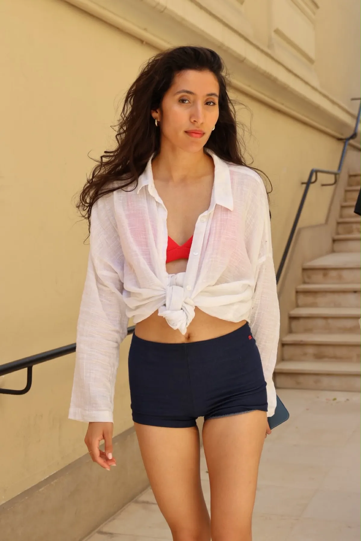 Mannequin à Monaco, style Riviera en chemise blanche