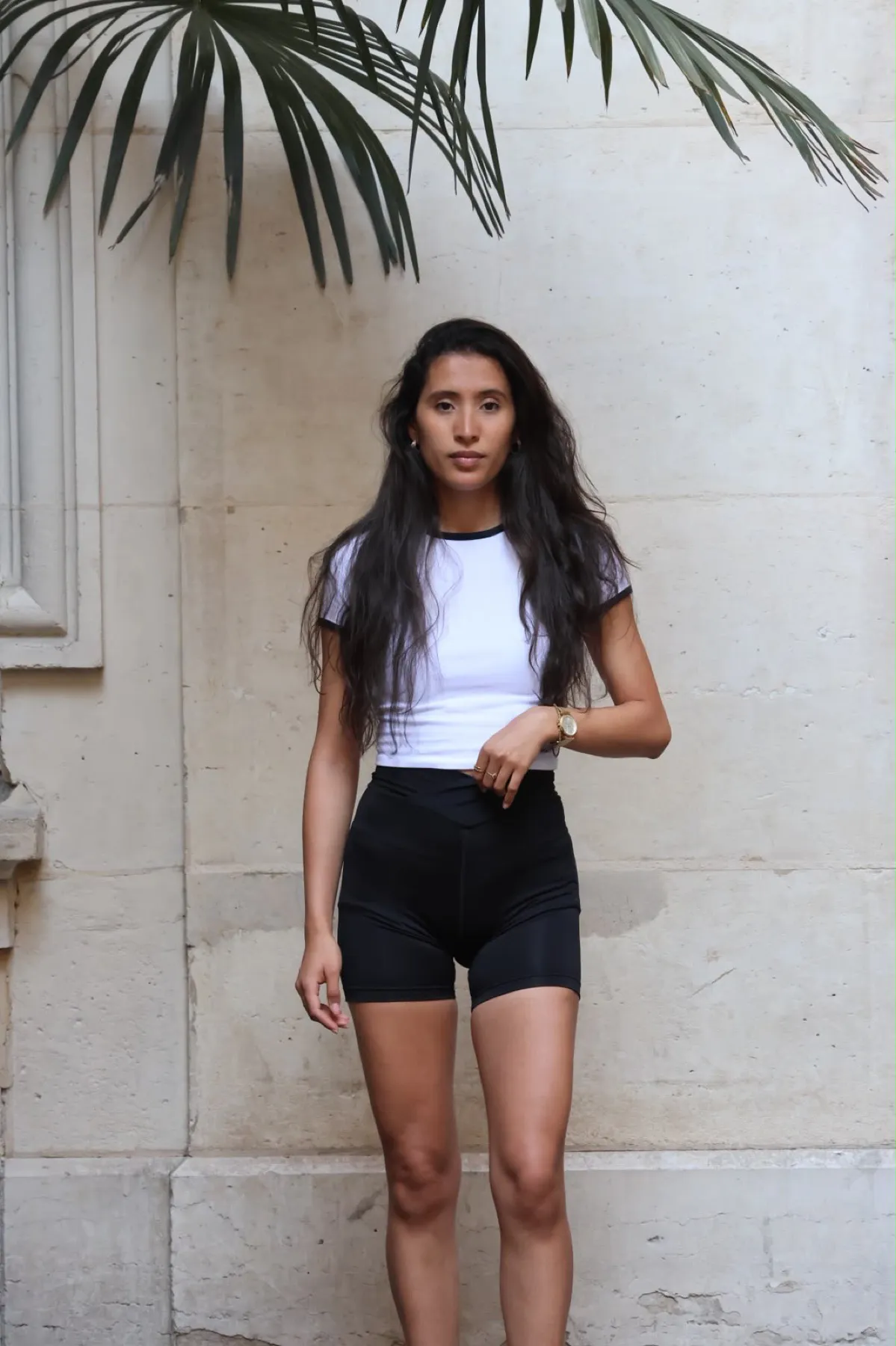 Mannequin dans une rue de Paris, profil