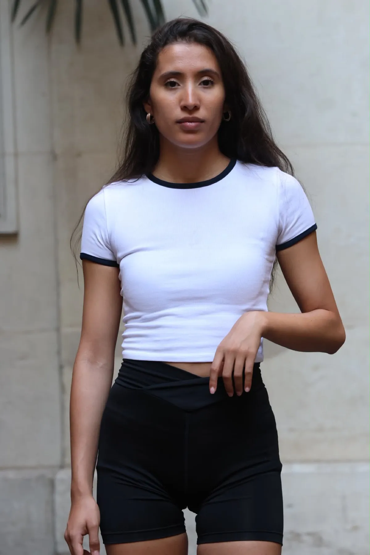 Portrait mode d'une mannequin à Paris, lumière naturelle